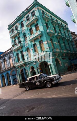 Taxi sur l'avenue Simon Bolivar, quartier de la Havane Centro, la Havane, Cuba Banque D'Images