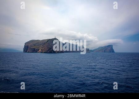 Cap Formentor, le point le plus au nord de Majorque, îles Baléares, Espagne, vu du port de Pollenca-Barcelona. Banque D'Images