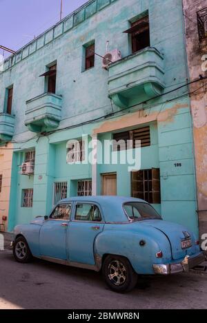Vieille voiture garée devant une maison, quartier de la Havane Centro, la Havane, Cuba Banque D'Images