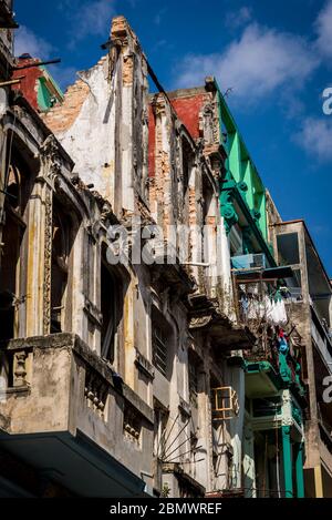 Immeuble résidentiel abandonné dans le centre de la vieille ville, la Havane Vieja, la Havane, Cuba Banque D'Images