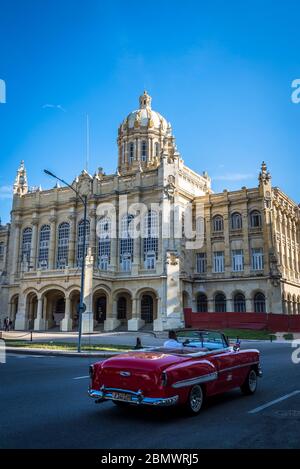 Voiture classique passant par le Musée de la Révolution, ancien Palais présidentiel de tous les présidents cubains, la Havane, Cuba Banque D'Images