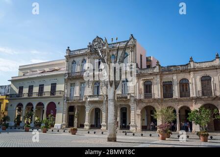 Sculpture moderne sur la Plaza Vieja ou la place ancienne datant du XVIe siècle, le centre de la vieille ville, la Havane Vieja, la Havane, Cuba Banque D'Images