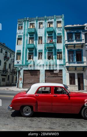 Voiture classique en voiture sur la rue San Lazaro, quartier de la Havane Centro, la Havane, Cuba Banque D'Images