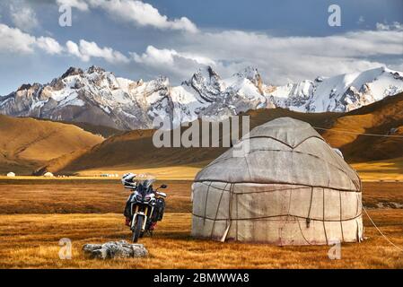 Maisons nomades et camp de yourte à moto vallée de montagne d'Asie centrale Banque D'Images