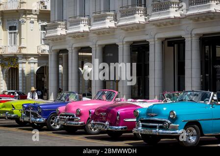 Voitures classiques colorées autour de Parque Central, la Havane, Cuba Banque D'Images