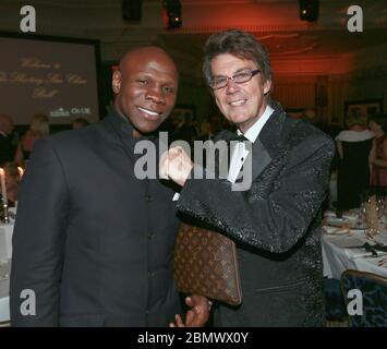 Le boxeur Chris Eubank et le DJ britannique Mike Read participent à un événement caritatif au Dorchester Hotel, Londres, Angleterre 2012 Banque D'Images