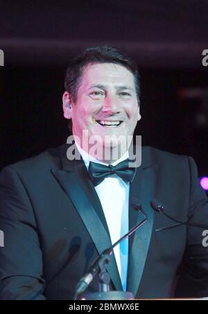 Le chanteur Tony Hadley chante sur scène lors d'une représentation caritative à l'hôtel Grosvenor, Londres, Angleterre 2012. Hadley a obtenu le succès avec le Nouveau roman Banque D'Images