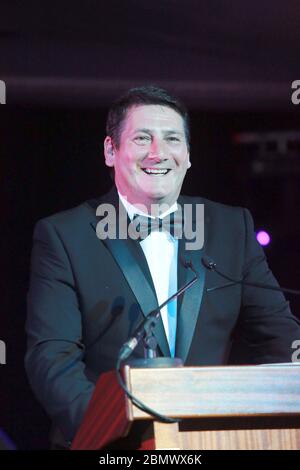 Le chanteur Tony Hadley chante sur scène lors d'une représentation caritative à l'hôtel Grosvenor, Londres, Angleterre 2012. Hadley a obtenu le succès avec le Nouveau roman Banque D'Images