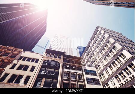 Vieux et modernes bâtiments dans la ville de New York contre le soleil, couleurs appliquées, Etats-Unis. Banque D'Images