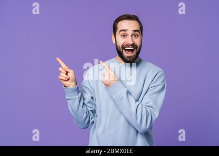Photo d'un beau jeune homme émotionnel positif isolé sur fond violet prendre un selfie par le pointage de caméra. Banque D'Images