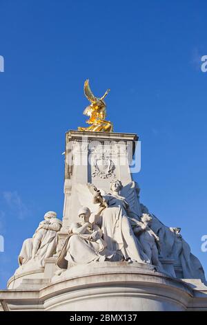 La sculpture en bronze doré « Winged Victory » au sommet du Victoria Memorial de Londres Banque D'Images