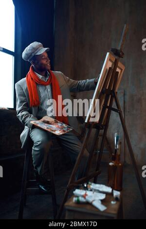 Peintre tendance avec poses à la palette à chevalet Banque D'Images
