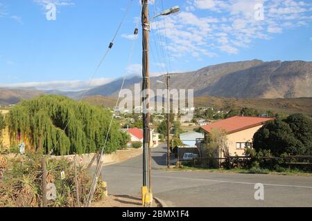 Vue sur la ville reculé de Barrydale et le paysage de montagne environnant. Barrydale est situé dans le Karoo, sur la route 62. Afrique du Sud, Afrique. Banque D'Images