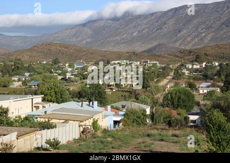 Vue sur la ville reculé de Barrydale et le paysage de montagne environnant. Barrydale est situé dans le Karoo, sur la route 62. Afrique du Sud, Afrique. Banque D'Images