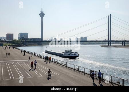 Düsseldorf, Rhénanie-du-Nord-Westphalie, Allemagne - promenade du Rhin en période de pandémie de corona avec interdiction de contact, au pont arrière du genou du Rhin et à l'IHH Banque D'Images