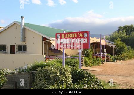 Panneau promotionnel d'un magasin de souvenirs dans la petite ville éloignée de Barrydale dans la région Klein Karoo, situé sur la route 62, Afrique du Sud, Afrique. Banque D'Images