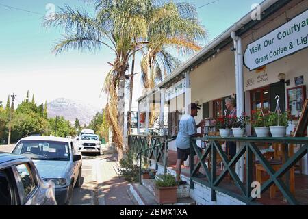 Scène de rue, les gens parlent à l'autre en face d'un magasin. Dans la ville reculé de Barrydale, située sur la route 62, dans le Karoo, Afrique du Sud, Afrique. Banque D'Images