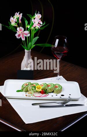 Sushis verts. Sushis japonais avec salade Chuka. Alimentation asiatique. Vue de dessus. Banque D'Images