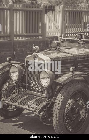 Vue de face monochrome nostalgique d'un gros plan d'un classique, d'une voiture de tourisme classique de style britannique Standard 9 à toit ouvert, lors de la deuxième Guerre mondiale des années 1940. Banque D'Images