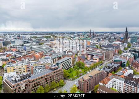 Vue aérienne du centre-ville de Hambourg, en Allemagne, vue depuis la tour de l'horloge de l'église Saint-Michel. Un point de repère de la ville et il est considéré comme étant sur Banque D'Images