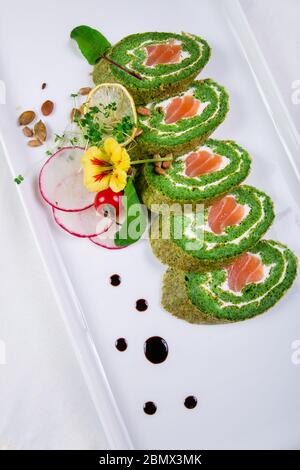 Sushis verts. Sushis japonais avec salade Chuka. Alimentation asiatique. Vue de dessus. Banque D'Images
