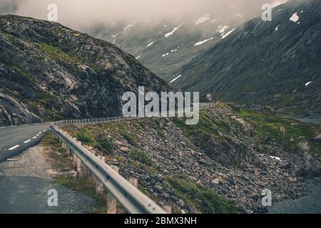 Route pittoresque de la vallée incurvée dans les montagnes norvégiennes. Banque D'Images