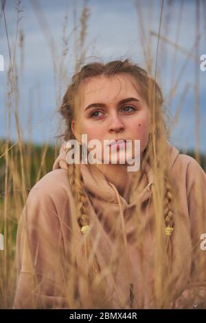 Portrait d'une adolescente, faite à travers les oreilles. Banque D'Images