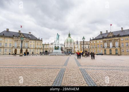 L'église de Frederik, la statue équestre du roi Frederick V, les façades de palais classiques et le Amalienborg, la maison de la famille royale danoise, et Banque D'Images