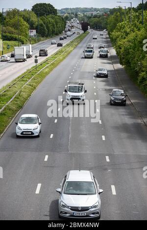 Londres, Royaume-Uni. 11 mai 2020. Circulation à midi sur l'A40 près de Greenford en direction du centre de Londres. La veille, Boris Johnson, Premier ministre, a prononcé un discours devant la nation pour assouplir certains aspects du confinement du coronavirus, recommandant aux gens de retourner au travail s'ils ne peuvent pas travailler de chez eux, mais pour éviter les transports en commun. Credit: Stephen Chung / Alay Live News Banque D'Images