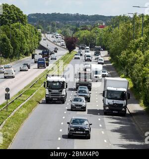 Londres, Royaume-Uni. 11 mai 2020. Circulation à midi sur l'A40 près de Greenford en direction du centre de Londres. La veille, Boris Johnson, Premier ministre, a prononcé un discours devant la nation pour assouplir certains aspects du confinement du coronavirus, recommandant aux gens de retourner au travail s'ils ne peuvent pas travailler de chez eux, mais pour éviter les transports en commun. Credit: Stephen Chung / Alay Live News Banque D'Images