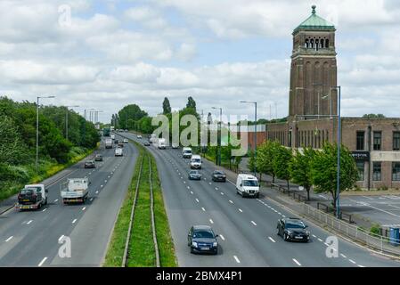 Londres, Royaume-Uni. 11 mai 2020. Circulation à midi sur l'A40 près de Greenford en direction du centre de Londres. La veille, Boris Johnson, Premier ministre, a prononcé un discours devant la nation pour assouplir certains aspects du confinement du coronavirus, recommandant aux gens de retourner au travail s'ils ne peuvent pas travailler de chez eux, mais pour éviter les transports en commun. Credit: Stephen Chung / Alay Live News Banque D'Images