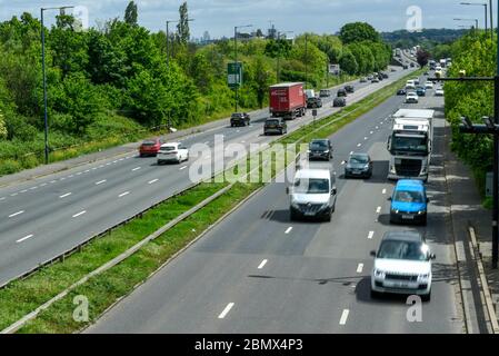 Londres, Royaume-Uni. 11 mai 2020. Circulation à midi sur l'A40 près de Greenford en direction du centre de Londres. La veille, Boris Johnson, Premier ministre, a prononcé un discours devant la nation pour assouplir certains aspects du confinement du coronavirus, recommandant aux gens de retourner au travail s'ils ne peuvent pas travailler de chez eux, mais pour éviter les transports en commun. Credit: Stephen Chung / Alay Live News Banque D'Images