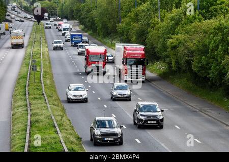 Londres, Royaume-Uni. 11 mai 2020. Circulation à midi sur l'A40 près de Greenford en direction du centre de Londres. La veille, Boris Johnson, Premier ministre, a prononcé un discours devant la nation pour assouplir certains aspects du confinement du coronavirus, recommandant aux gens de retourner au travail s'ils ne peuvent pas travailler de chez eux, mais pour éviter les transports en commun. Credit: Stephen Chung / Alay Live News Banque D'Images