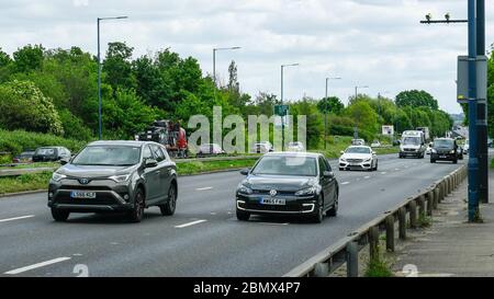 Londres, Royaume-Uni. 11 mai 2020. Circulation à midi sur l'A40 près de Greenford en direction du centre de Londres. La veille, Boris Johnson, Premier ministre, a prononcé un discours devant la nation pour assouplir certains aspects du confinement du coronavirus, recommandant aux gens de retourner au travail s'ils ne peuvent pas travailler de chez eux, mais pour éviter les transports en commun. Credit: Stephen Chung / Alay Live News Banque D'Images