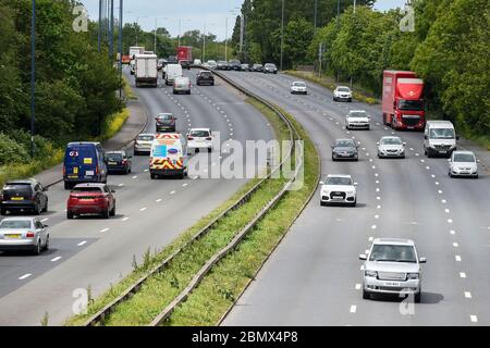 Londres, Royaume-Uni. 11 mai 2020. Circulation à midi sur l'A40 près de Greenford en direction du centre de Londres. La veille, Boris Johnson, Premier ministre, a prononcé un discours devant la nation pour assouplir certains aspects du confinement du coronavirus, recommandant aux gens de retourner au travail s'ils ne peuvent pas travailler de chez eux, mais pour éviter les transports en commun. Credit: Stephen Chung / Alay Live News Banque D'Images