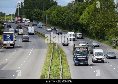 Londres, Royaume-Uni. 11 mai 2020. Circulation à midi sur l'A40 près de Greenford en direction du centre de Londres. La veille, Boris Johnson, Premier ministre, a prononcé un discours devant la nation pour assouplir certains aspects du confinement du coronavirus, recommandant aux gens de retourner au travail s'ils ne peuvent pas travailler de chez eux, mais pour éviter les transports en commun. Credit: Stephen Chung / Alay Live News Banque D'Images