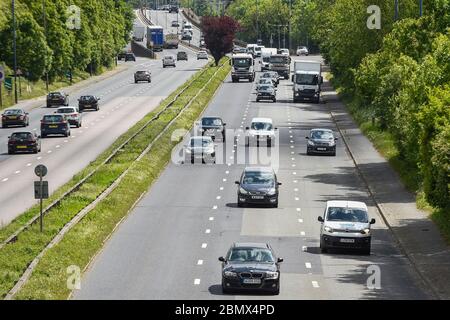 Londres, Royaume-Uni. 11 mai 2020. Circulation à midi sur l'A40 près de Greenford en direction du centre de Londres. La veille, Boris Johnson, Premier ministre, a prononcé un discours devant la nation pour assouplir certains aspects du confinement du coronavirus, recommandant aux gens de retourner au travail s'ils ne peuvent pas travailler de chez eux, mais pour éviter les transports en commun. Credit: Stephen Chung / Alay Live News Banque D'Images