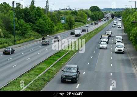 Londres, Royaume-Uni. 11 mai 2020. Circulation à midi sur l'A40 près de Greenford en direction du centre de Londres. La veille, Boris Johnson, Premier ministre, a prononcé un discours devant la nation pour assouplir certains aspects du confinement du coronavirus, recommandant aux gens de retourner au travail s'ils ne peuvent pas travailler de chez eux, mais pour éviter les transports en commun. Credit: Stephen Chung / Alay Live News Banque D'Images