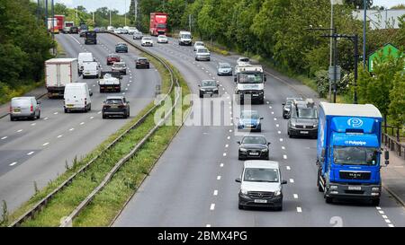 Londres, Royaume-Uni. 11 mai 2020. Circulation à midi sur l'A40 près de Greenford en direction du centre de Londres. La veille, Boris Johnson, Premier ministre, a prononcé un discours devant la nation pour assouplir certains aspects du confinement du coronavirus, recommandant aux gens de retourner au travail s'ils ne peuvent pas travailler de chez eux, mais pour éviter les transports en commun. Credit: Stephen Chung / Alay Live News Banque D'Images