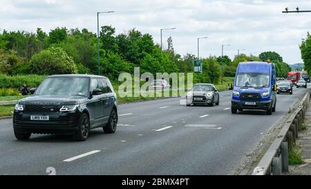 Londres, Royaume-Uni. 11 mai 2020. Circulation à midi sur l'A40 près de Greenford en direction du centre de Londres. La veille, Boris Johnson, Premier ministre, a prononcé un discours devant la nation pour assouplir certains aspects du confinement du coronavirus, recommandant aux gens de retourner au travail s'ils ne peuvent pas travailler de chez eux, mais pour éviter les transports en commun. Credit: Stephen Chung / Alay Live News Banque D'Images