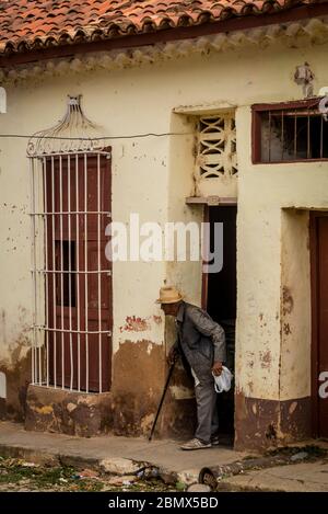 Homme sortant de la maison, Trinidad, Cuba Banque D'Images