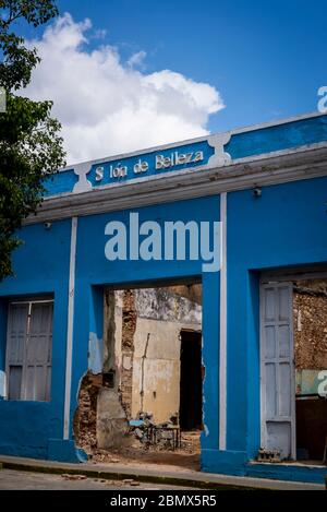 Maison abandonnée abritant autrefois un salon de beauté, avec l'affiche manquante d'une lettre, Trinidad, Cuba Banque D'Images