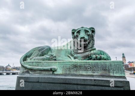 La statue du lion de bronze de North Bridge Norrbro avec hiéroglyphes égyptiens dans la vieille ville de Stockholm, devant le Parlement. Banque D'Images