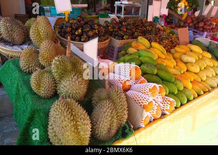 Les fruits duriens, rambutan, mangousteen, longanes sont vendus dans un bazar en Thaïlande. Déplacement. Asie. Une alimentation saine. Banque D'Images