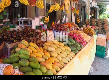 Les fruits mangues, le dragon, la mangostite, les ananas, les bananes au bazar en Thaïlande. Asie. Déplacement. Plats végétariens Banque D'Images