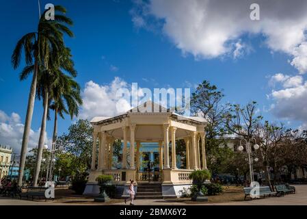 Le kiosque au centre du parc, érigé en 1911, sert toujours pour des concerts publics hebdomadaires de la bande philharmonique de la ville, Parque Vidal, le principal Banque D'Images