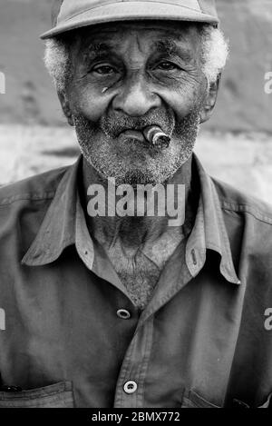 Homme fumant un cigare, Trinidad, Cuba Banque D'Images