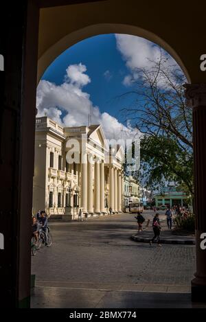 Ancien hôtel de ville maintenant Bibliothèque Marti, Parque Vidal, la place centrale principale, Santa Clara, Cuba Banque D'Images