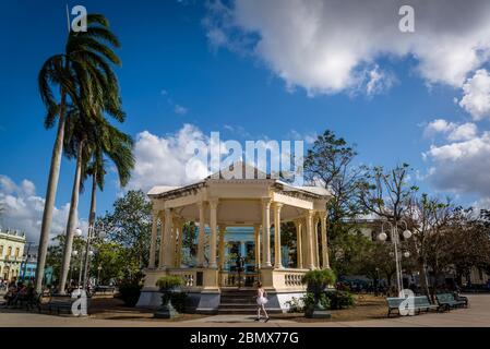 Le kiosque au centre du parc, érigé en 1911, sert toujours pour des concerts publics hebdomadaires de la bande philharmonique de la ville, Parque Vidal, le principal Banque D'Images