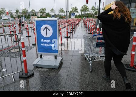 Berlin, Allemagne. 11 mai 2020. De nombreuses barrières rouges et blanches pour la ruée possible de très nombreux clients peuvent être vues en face de l'entrée principale de la succursale d'Ikea à Lichtenberg. Les trois magasins de meubles de Berlin sont maintenant ouverts à nouveau après la fermeture en raison de l'épidémie de Corona. Des règles de distance et un concept de sécurité et d'hygiène complet s'appliquent. Credit: Jens Kalaene/dpa-Zentralbild/dpa/Alay Live News Banque D'Images